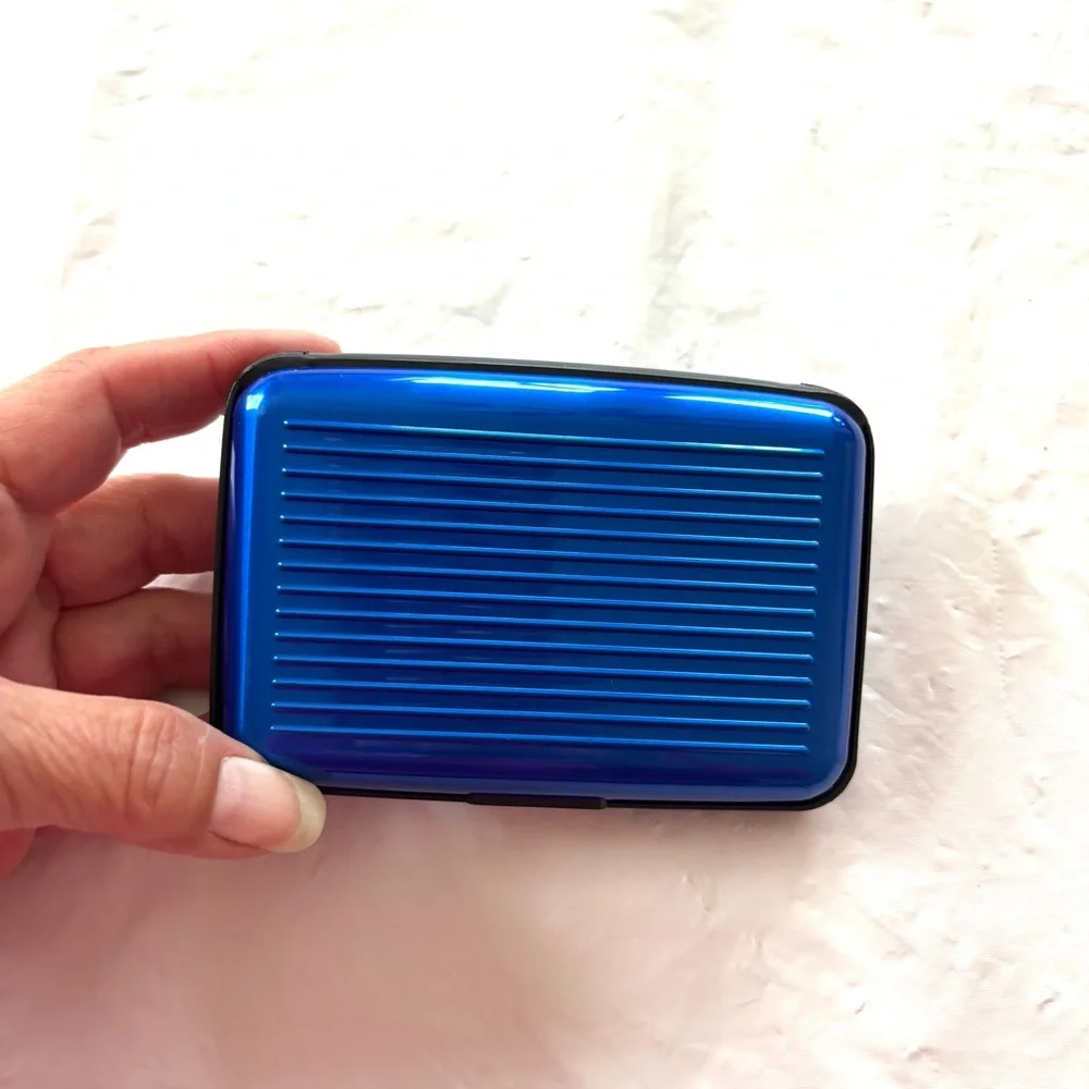 NWT RFID Card Wallet Blue Holds 6 Credit Cards.